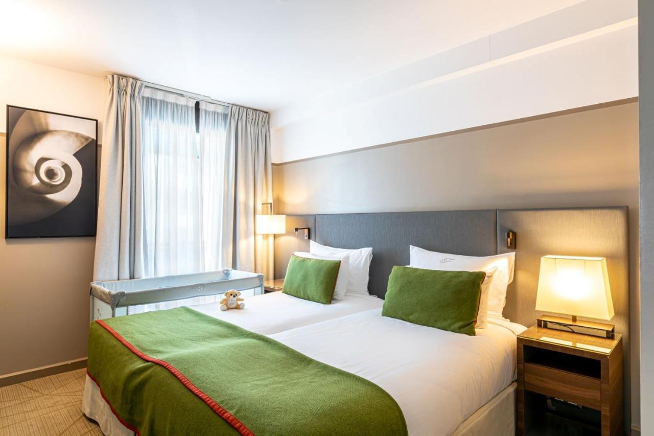 Fraser Suites Paris La Defense Курбевуа Экстерьер фото A typical room at the hotel