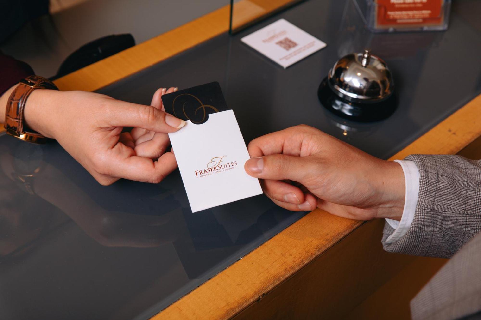 Fraser Suites Paris La Defense Курбевуа Экстерьер фото A hotel key card