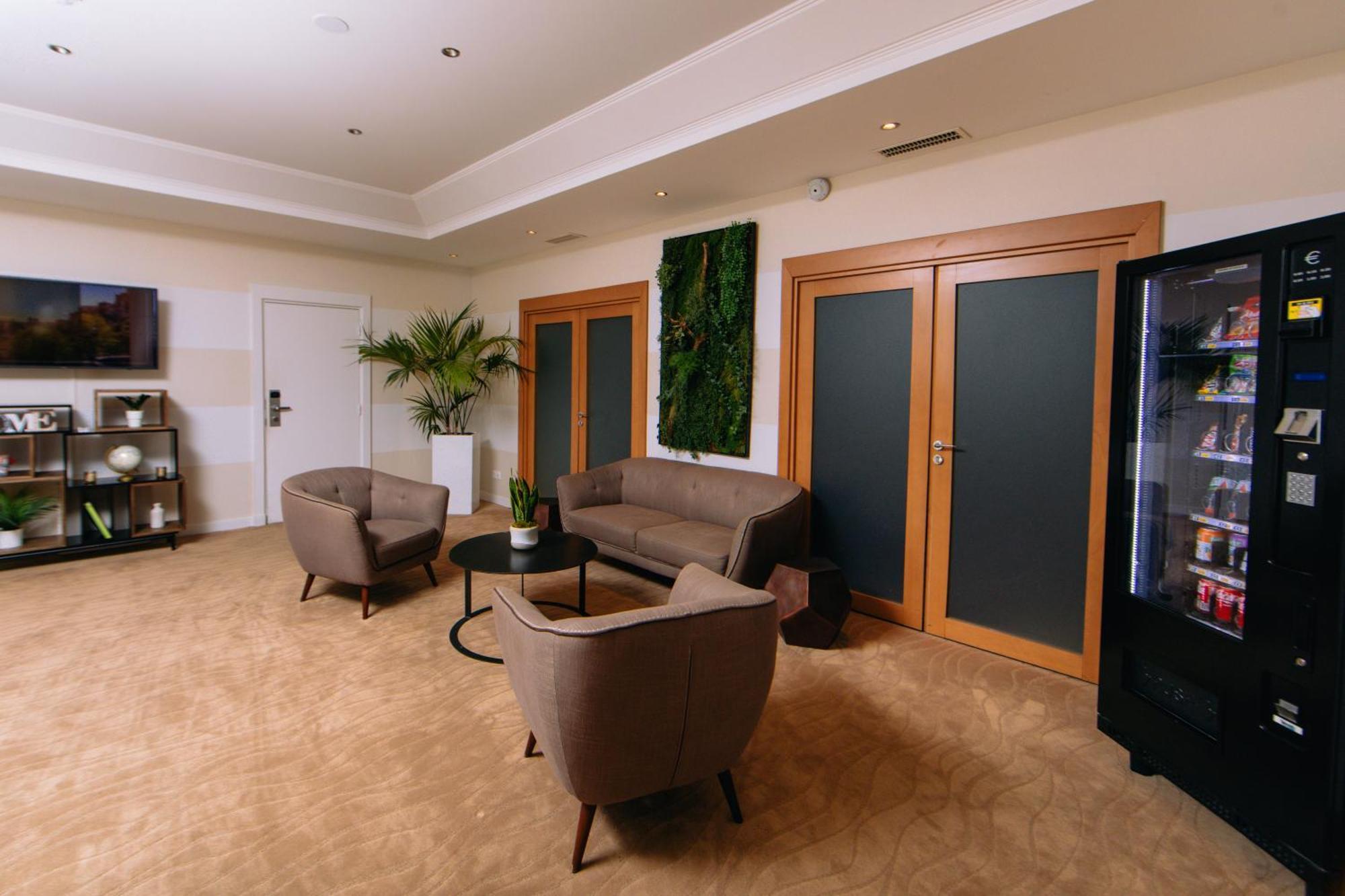 Fraser Suites Paris La Defense Курбевуа Экстерьер фото The waiting room at the clinic