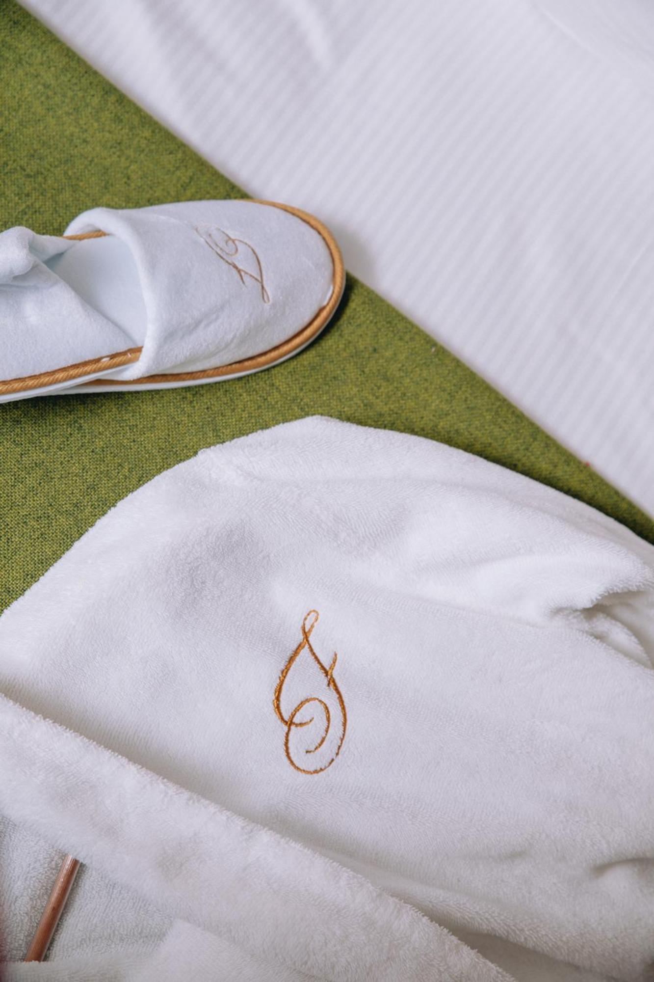 Fraser Suites Paris La Defense Курбевуа Экстерьер фото A detail of the embroidered shirt worn by the winner of the 2011 Tour de France.