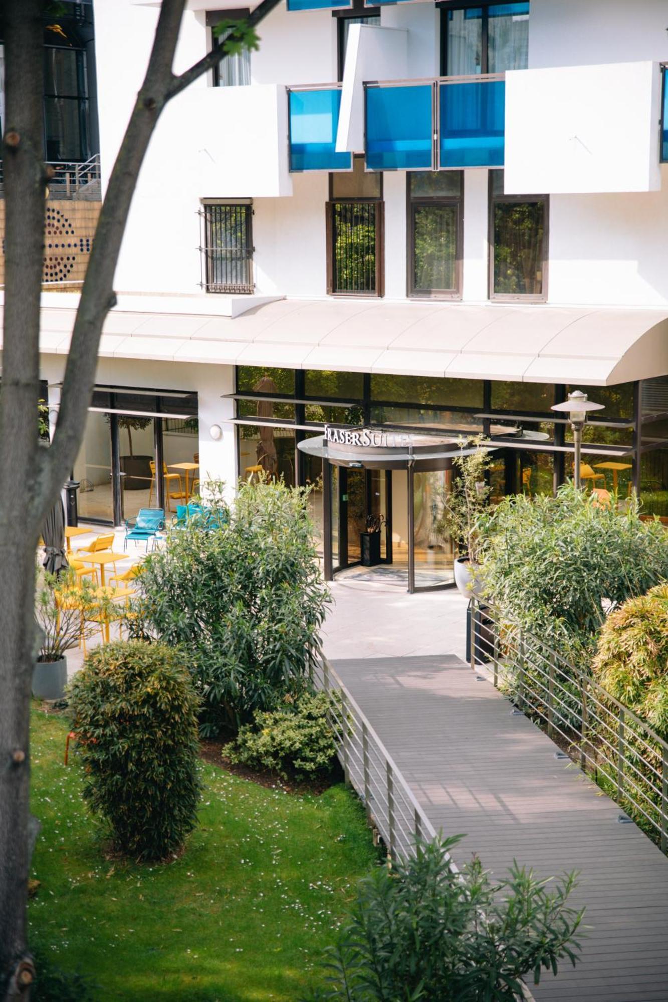 Fraser Suites Paris La Defense Курбевуа Экстерьер фото Entrance of the hotel