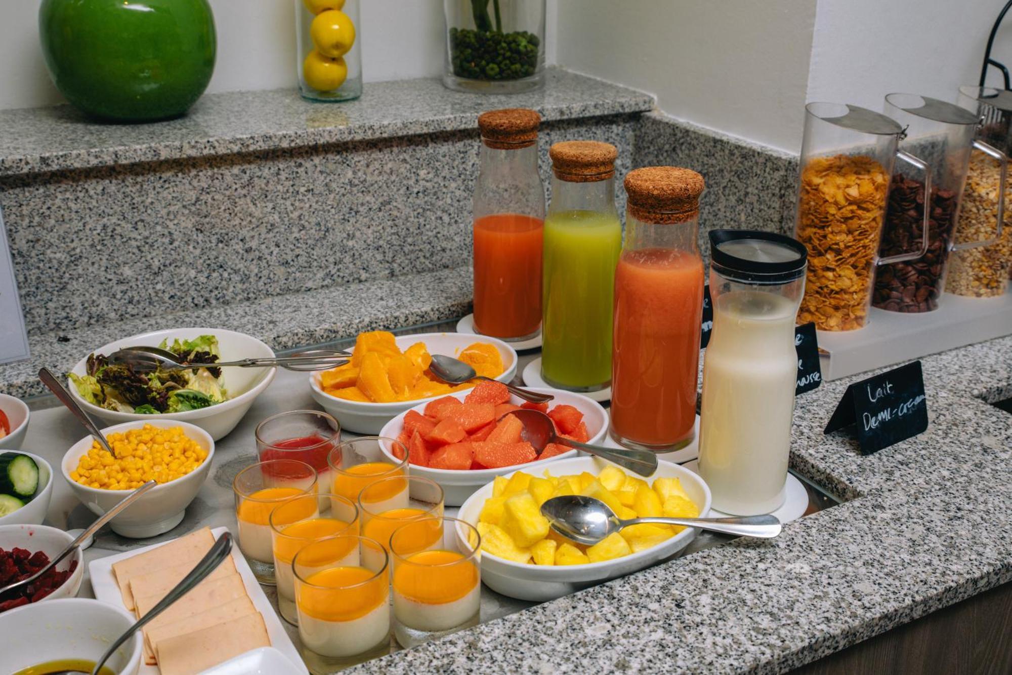 Fraser Suites Paris La Defense Курбевуа Экстерьер фото A selection of fruit and juice at a buffet