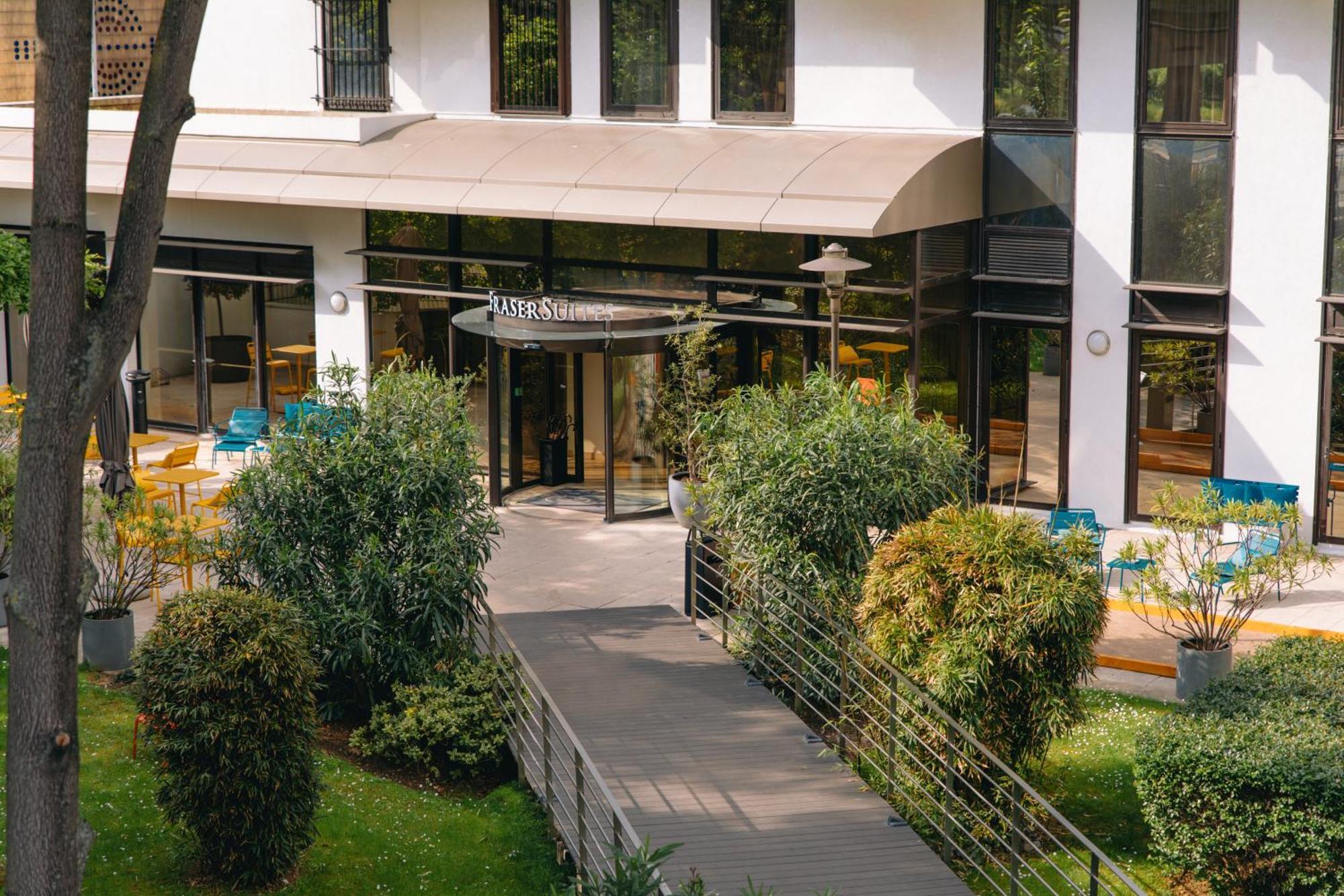 Fraser Suites Paris La Defense Курбевуа Экстерьер фото Entrance of the hotel
