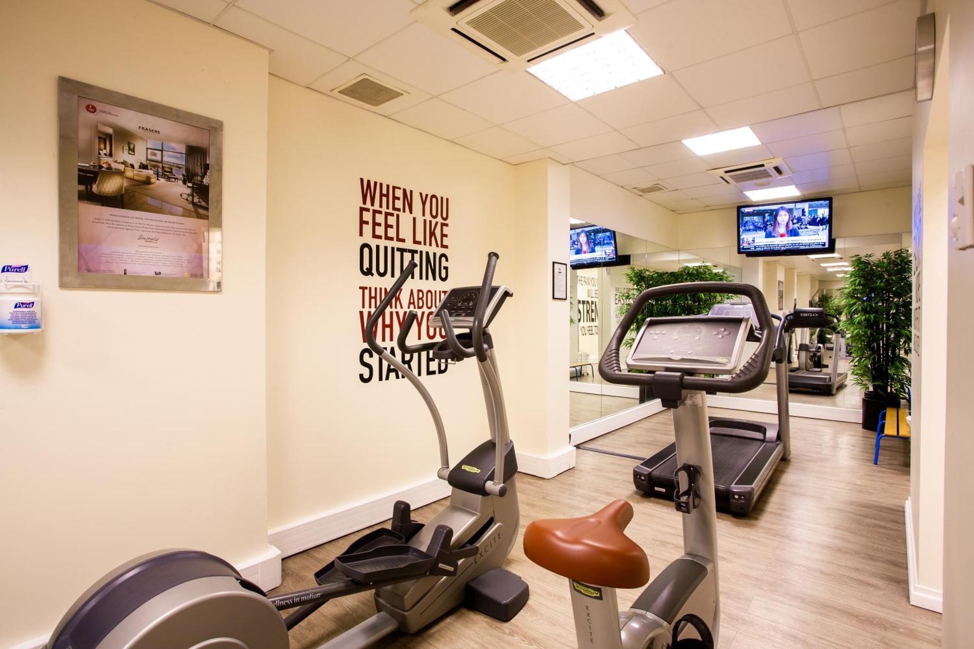 Fraser Suites Paris La Defense Курбевуа Экстерьер фото The gym at the hotel
