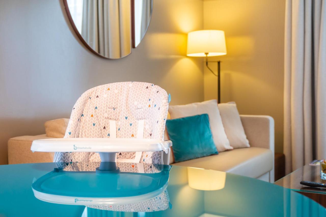 Fraser Suites Paris La Defense Курбевуа Экстерьер фото A high chair